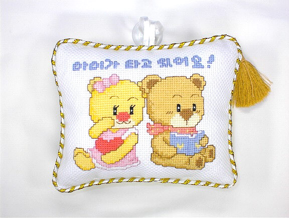 십자수 완성품 잠시주차쿠션-아이가 타고 있어요/10175