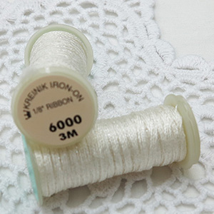 Kreinik 다림질접착 메탈릭실 Iron On 1/8인치 리본 6000 White