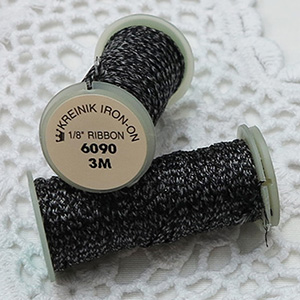 Kreinik 다림질접착 메탈릭실 Iron On 1/8인치 리본 6090 Black
