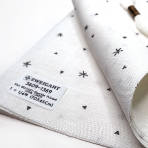 쯔바이 자수원단 32카운트-BELFAST Sparkle Printed(무늬 프린트)-Dark Grey Sparkle on White/3609-1369