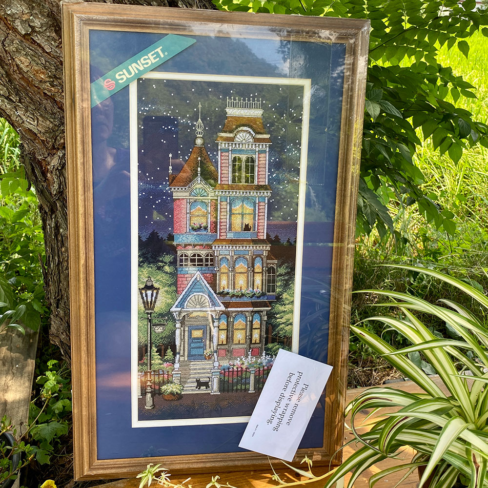 십자수 완성작품(유리없는 액자로 제작된 상태)-VICTORIAN CHARM/13626