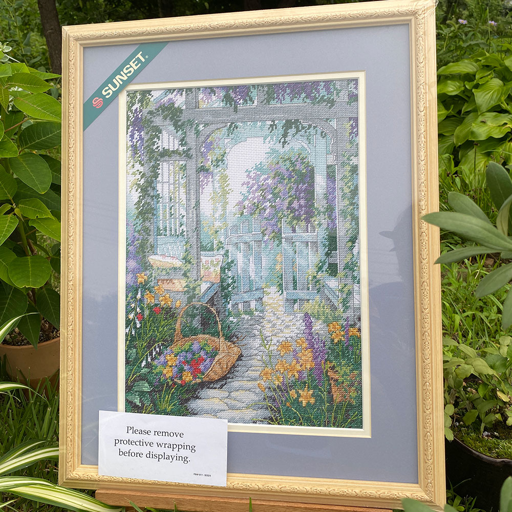 십자수 완성작품(유리없는 액자로 제작된 상태)-GARDEN GATE/13627