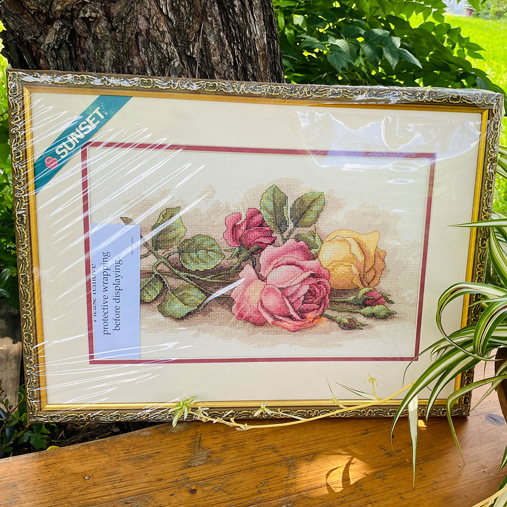 십자수 완성작품(유리없는 액자로 제작된 상태)-ROSE CUTTINGS/13628