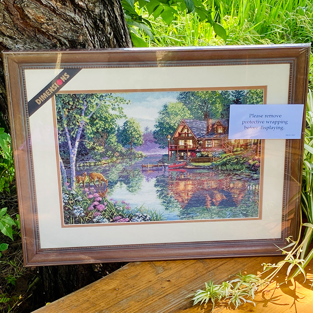 십자수 완성작품(유리없는 액자로 제작된 상태)-CABIN FEVER/14325