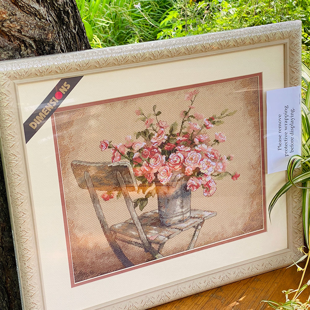 십자수 완성작품(유리없는 액자로 제작된 상태)-ROSES ON WHITE CHAIR/14327