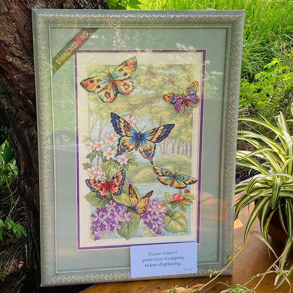 십자수 완성작품(유리없는 액자로 제작된 상태)-BUTTERFLY FOREST/14824