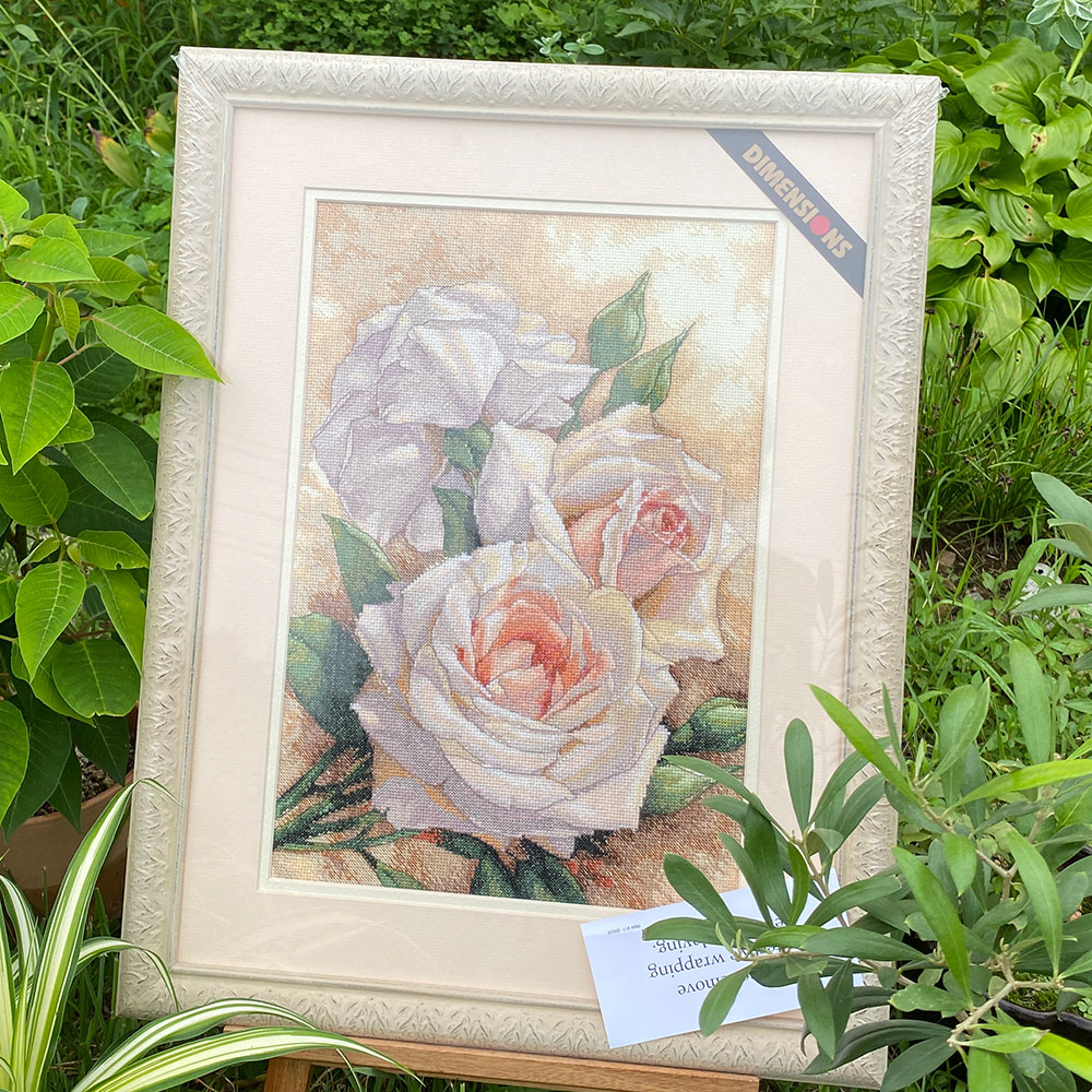 십자수 완성작품(유리없는 액자로 제작된 상태)-WHITE ROSES/14853